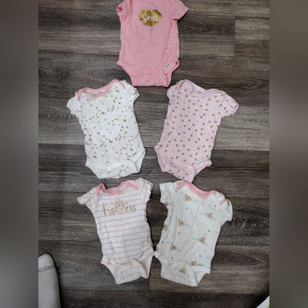 Gerber Baby Girl Onesies Size 0-3M